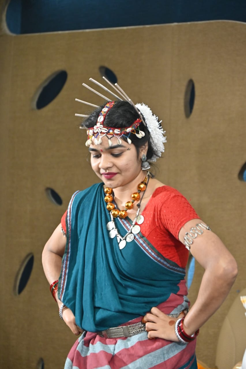 At the silver jubilee celebration of the 'Yuva' organization, Odissi and Chhattisgarhi folk dances captivated the audience.  The chief guests were Kedar Gupta, Chairman of Apex Bank, and MLA Purandar Mishra.  M. Rajiv, founder of Yuva, was also present. Raipur, Chhattisgarh, Khabargali.