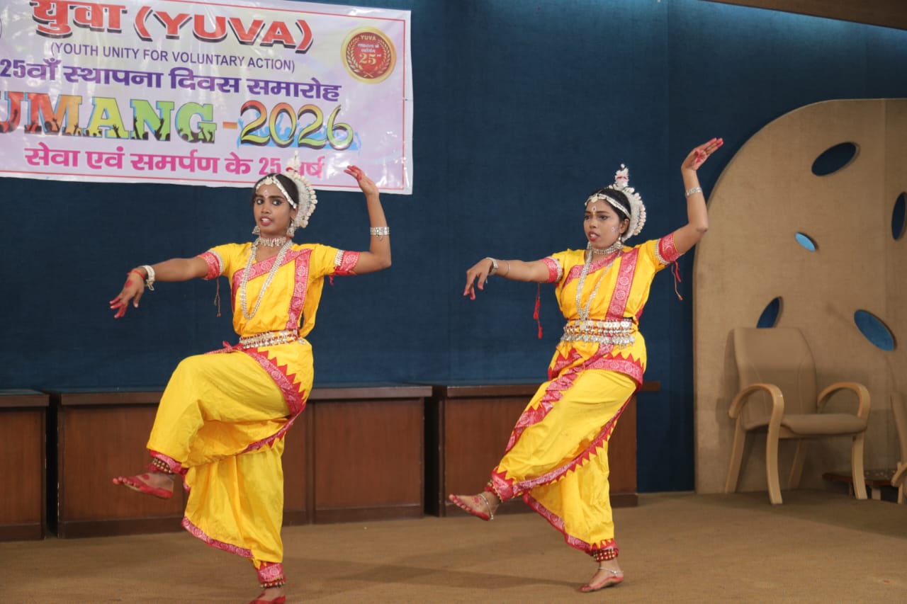At the silver jubilee celebration of the 'Yuva' organization, Odissi and Chhattisgarhi folk dances captivated the audience.  The chief guests were Kedar Gupta, Chairman of Apex Bank, and MLA Purandar Mishra.  M. Rajiv, founder of Yuva, was also present. Raipur, Chhattisgarh, Khabargali.