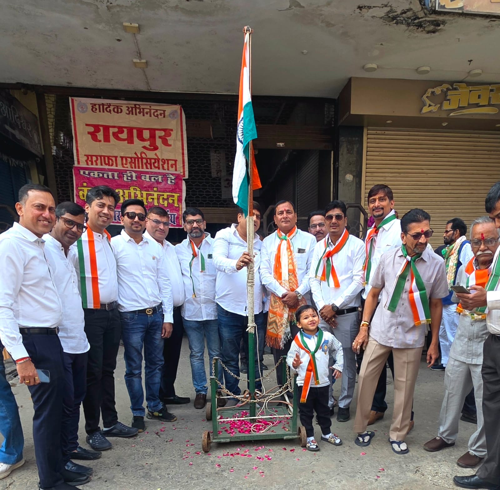 Republic Day celebrations in Raipur: A grand event organized by the Sarafa and Sadar Bazaar associations, the capital's Sarafa market was adorned in patriotic colors, flag hoisting ceremony held in the presence of Dharam Bhansali and Gulab Joseph, Chhattisgarh, Khabargali