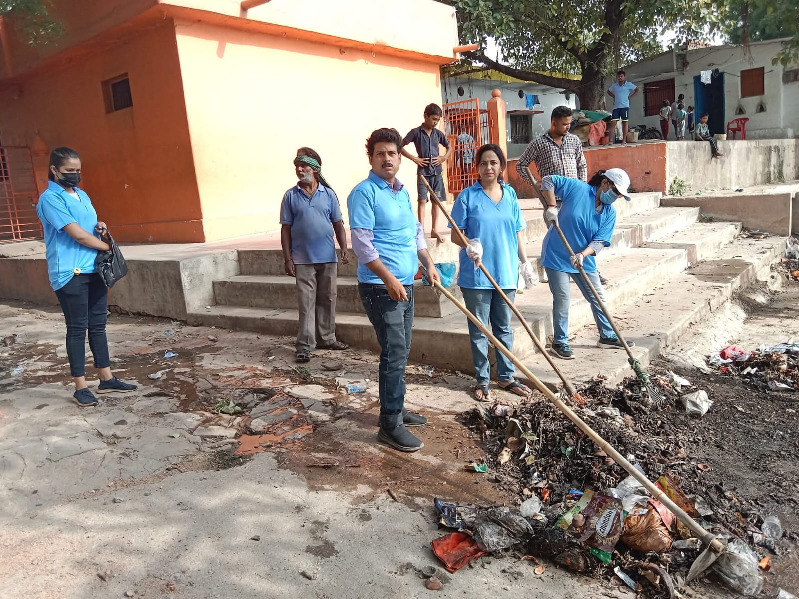 Smita Singh, an embodiment of sacrifice and service, left her government job to shape the future of the underprivileged. Through the Shakuntala Foundation, she has brought about revolutionary changes in the fields of health, women's empowerment, and support for people with disabilities. Raipur, Chhattisgarh, Khabargali.