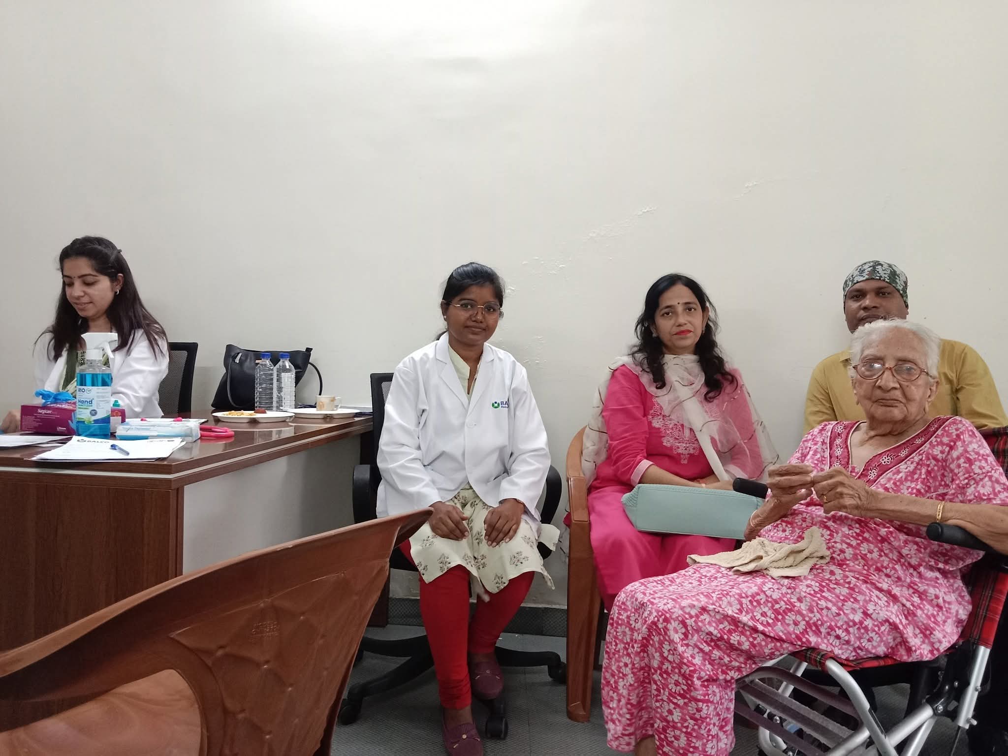 Smita Singh, an embodiment of sacrifice and service, left her government job to shape the future of the underprivileged. Through the Shakuntala Foundation, she has brought about revolutionary changes in the fields of health, women's empowerment, and support for people with disabilities. Raipur, Chhattisgarh, Khabargali.