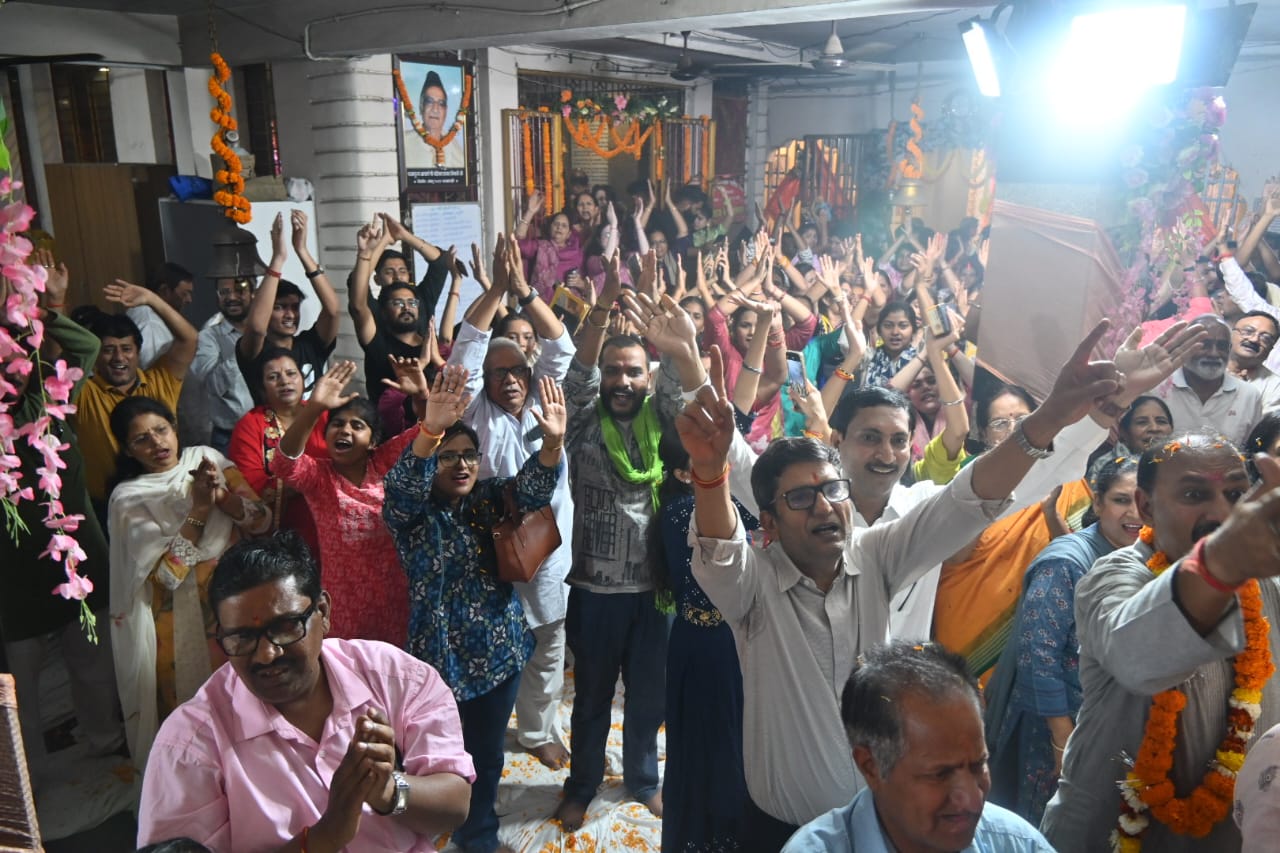 Mahashivratri celebrations in Raipur, devotees danced to the hymns of Lallu Maharaj, Chintahar Hanuman Temple in Chaubey Colony was filled with flowers, Chhattisgarh, Khabargali
