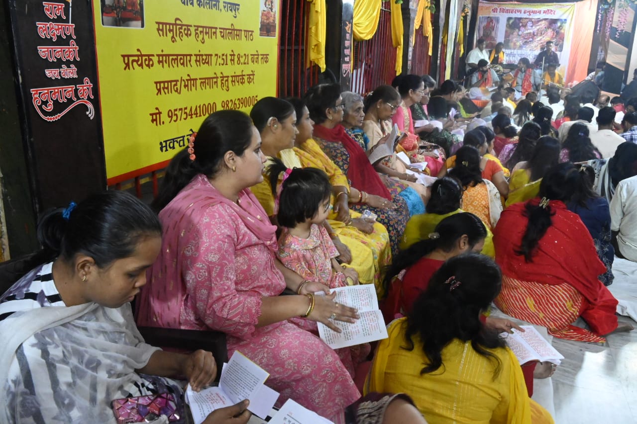 Mahashivratri celebrations in Raipur, devotees danced to the hymns of Lallu Maharaj, Chintahar Hanuman Temple in Chaubey Colony was filled with flowers, Chhattisgarh, Khabargali