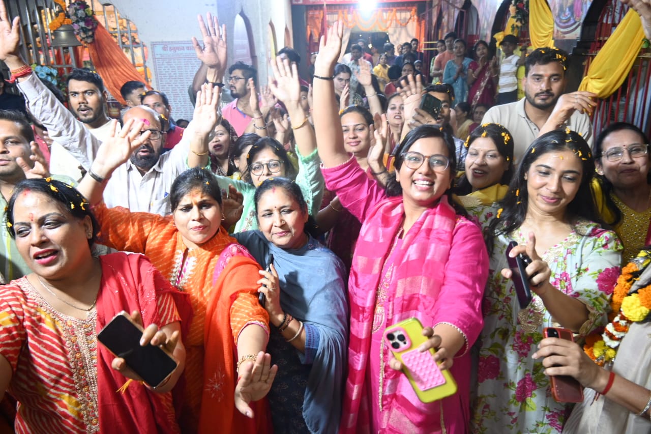 Mahashivratri celebrations in Raipur, devotees danced to the hymns of Lallu Maharaj, Chintahar Hanuman Temple in Chaubey Colony was filled with flowers, Chhattisgarh, Khabargali