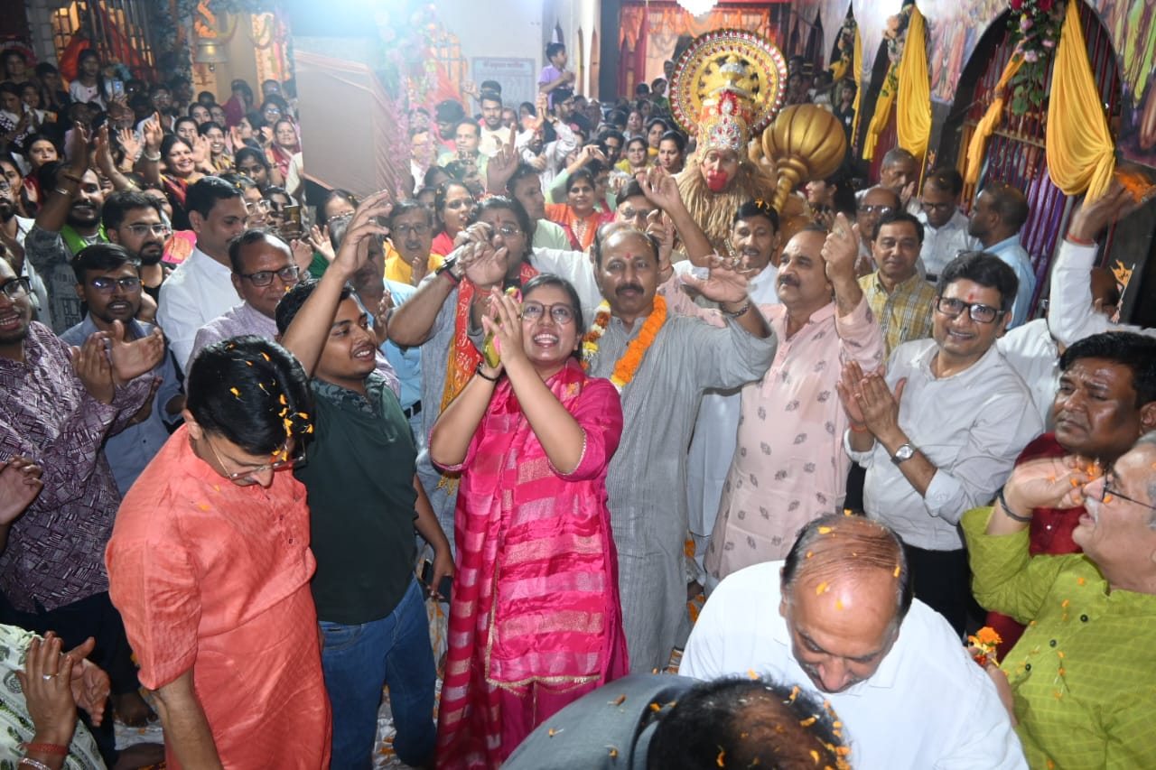 Mahashivratri celebrations in Raipur, devotees danced to the hymns of Lallu Maharaj, Chintahar Hanuman Temple in Chaubey Colony was filled with flowers, Chhattisgarh, Khabargali