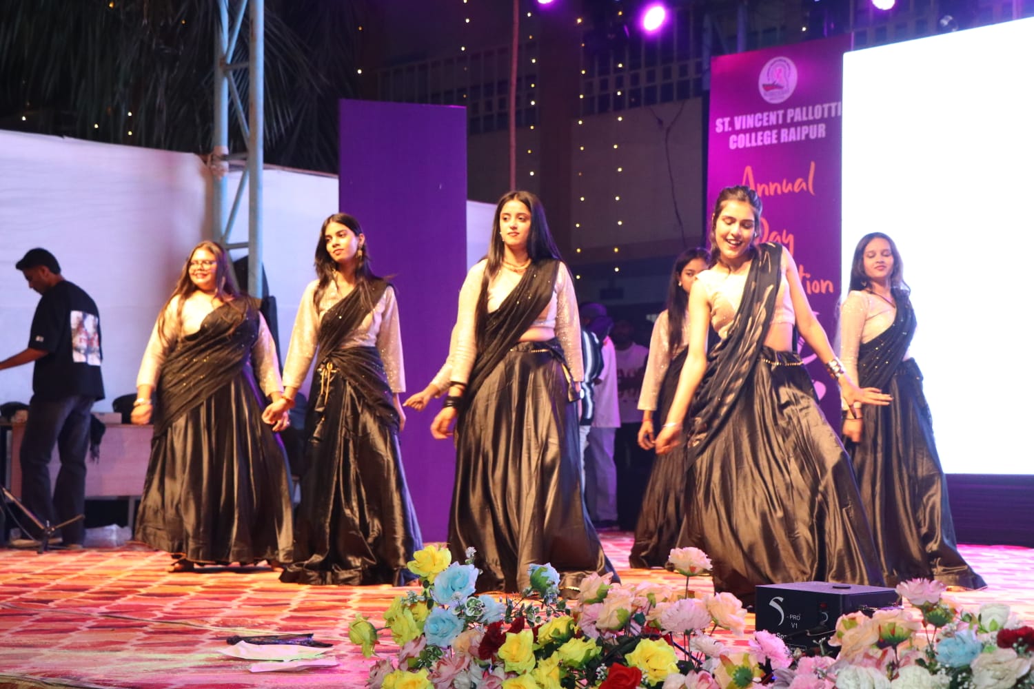 A grand cultural confluence of “Developed India 2047” was organised at the annual function of St. Vincent Pallotti College. Raipur North MLA Purandar Mishra, Municipal Corporation Mayor Meenal Choubey, Rev. Father Shanti Prakash Panna, former Provincial Rector, Raipur Province, Director Father Amit Tirkey, Principal Dr. Kuldeep Dubey, Vice Principal Dr. G. Padma Gauri, Khabargali