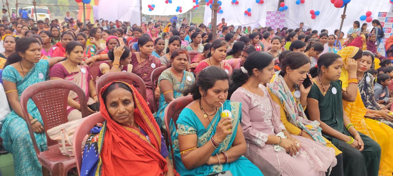Adani Foundation Honours More Than 500 Women, Mushrooms, Terracotta and Spices Appreciated at Exhibition of Products Made by Self-Help Group Women  Industrial Visit to the Power Plant to be Organized for Women under ‘Shakti Samvad’ 	•	Outstanding workers of the Utthan Project were honoured with appreciation certificates  Raigdh, chhattisgarh,khabargali 