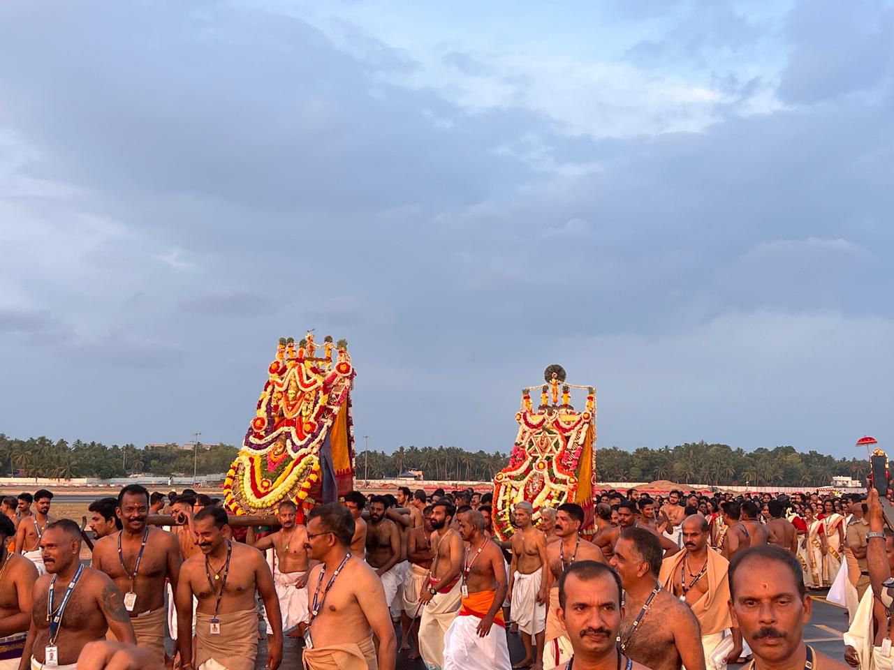 Flights halted, faith took flight... A unique religious procession descended on the runway of Thiruvananthapuram airport; the airport runway became a sacred route during Painkuni Aarattu in the Kerala capital; flights halted at Thiruvananthapuram airport; a centuries-old temple procession passed through the runway; built by the Travancore royal family in 1932, the airport, now operated by the Adani Group, carried on the historical tradition. Khabargali