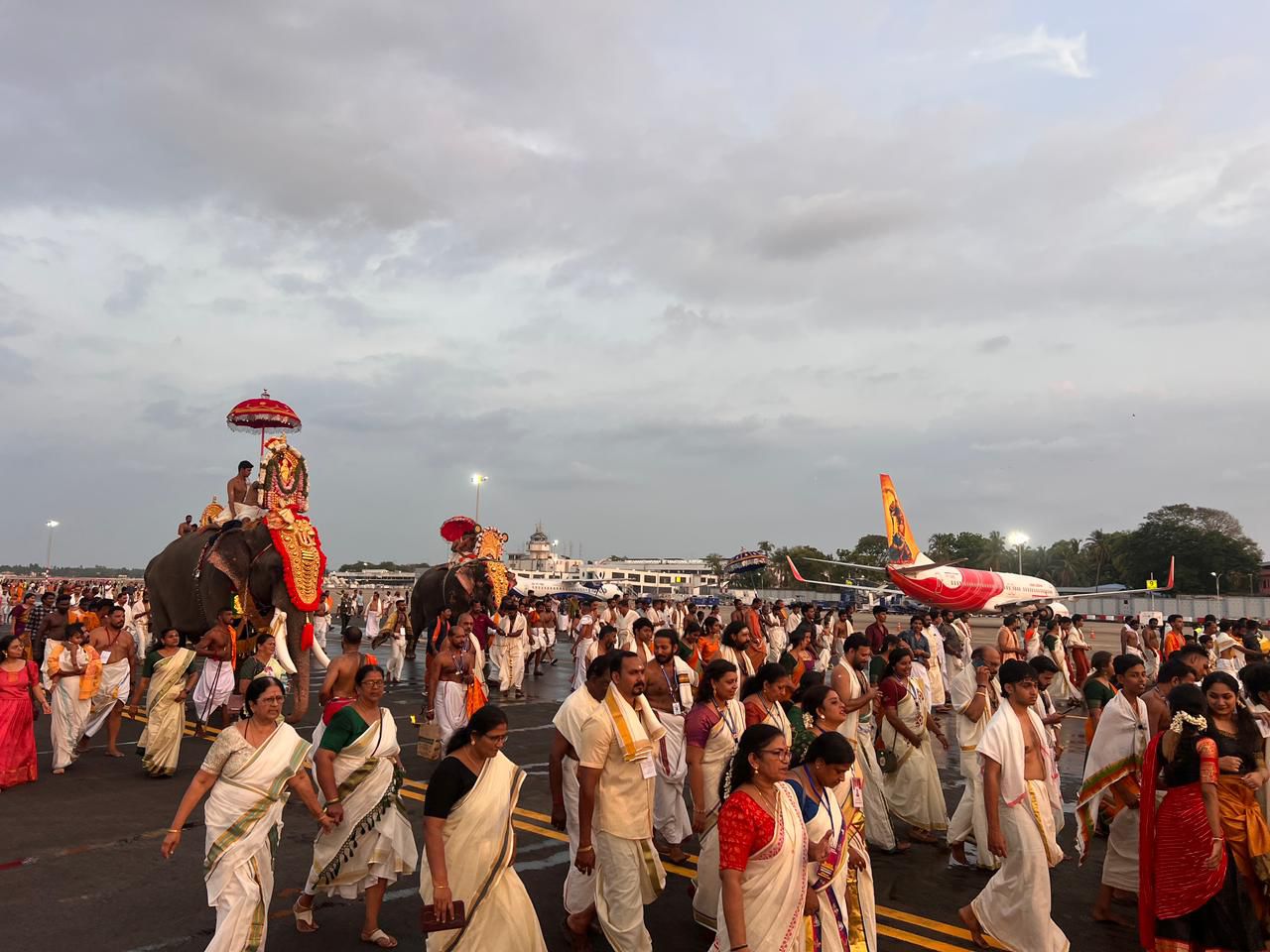 Flights halted, faith took flight... A unique religious procession descended on the runway of Thiruvananthapuram airport; the airport runway became a sacred route during Painkuni Aarattu in the Kerala capital; flights halted at Thiruvananthapuram airport; a centuries-old temple procession passed through the runway; built by the Travancore royal family in 1932, the airport, now operated by the Adani Group, carried on the historical tradition. Khabargali