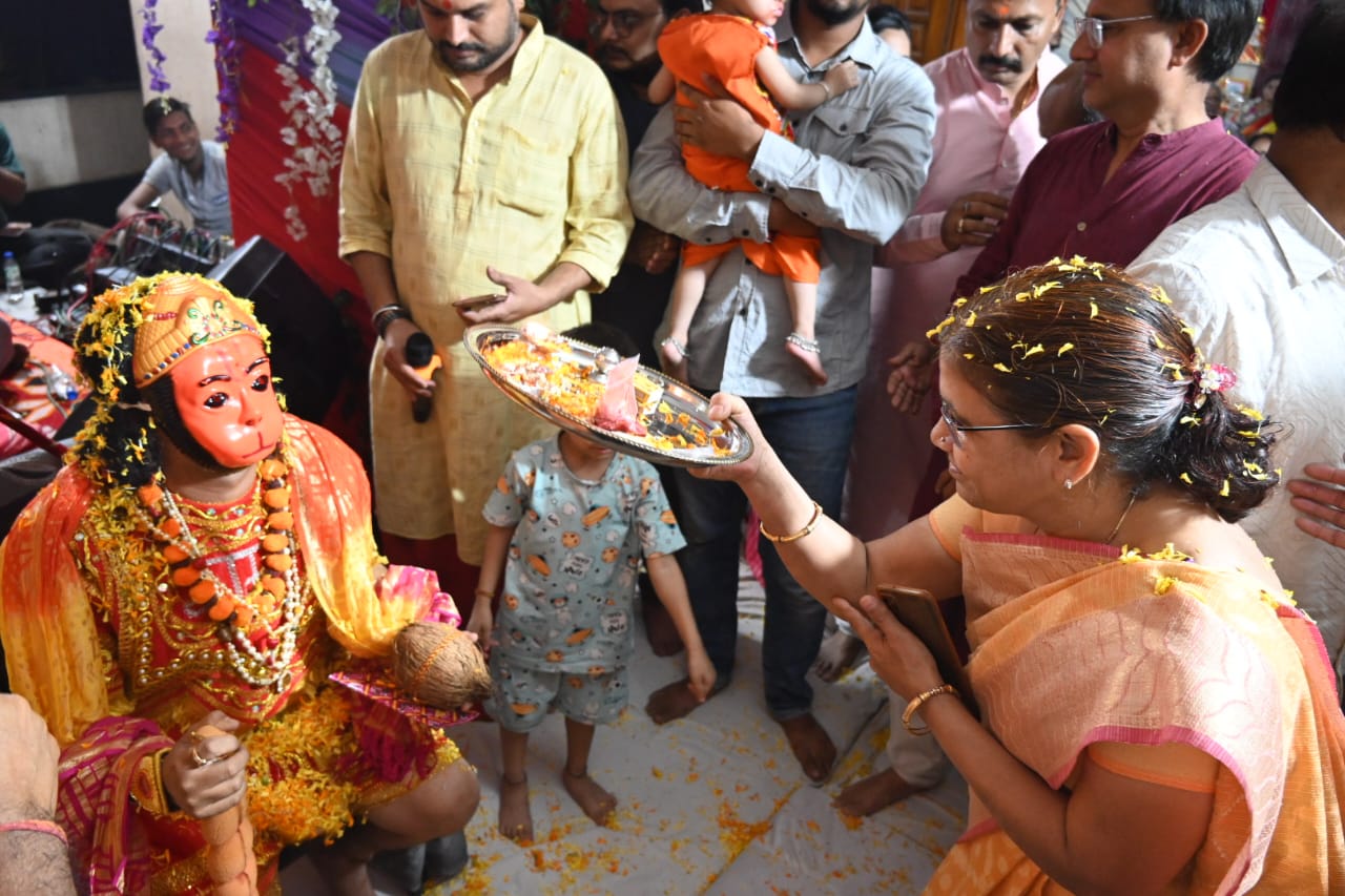 Celebration of birth anniversary at Shri Chintahar Hanuman Temple in Chaubey Colony: 1000 devotees recited Chalisa together, devotees danced to the hymns, crowd gathered to see Hanuman Ji seated in the cradle swing, Bhajan singer Sachin Gupta and party, organiser Deepak Naresh Kedia, Raipur, Chhattisgarh, Khabargali