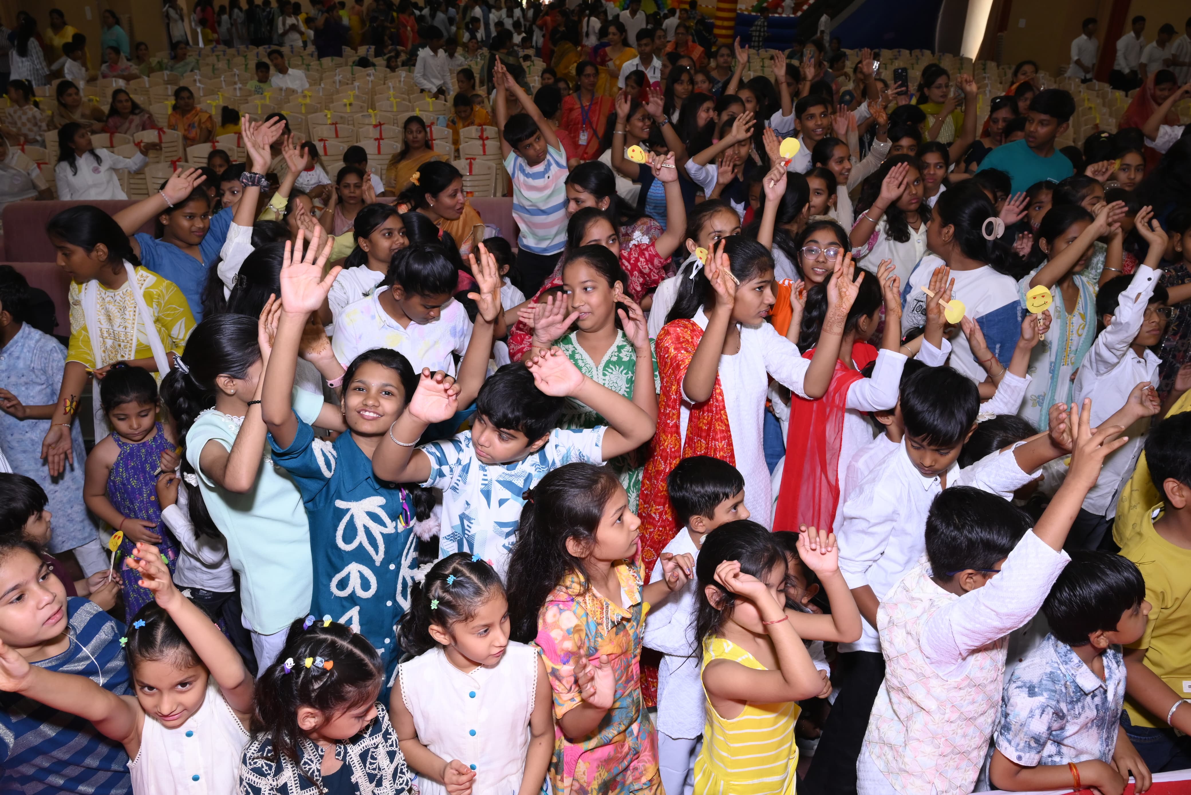 New generation connected with religion and culture: 600 children learnt precious lessons of life in the 'Grand Funfesta' of Samata Sanskaar Pathshala, childhood of Chhattisgarh-Odisha came together in Raipur: a unique confluence of children and teachers from 76 regions, convener Vandana Dhadiwal, Vikas Dhadiwal, Chhattisgarh, Khabargali