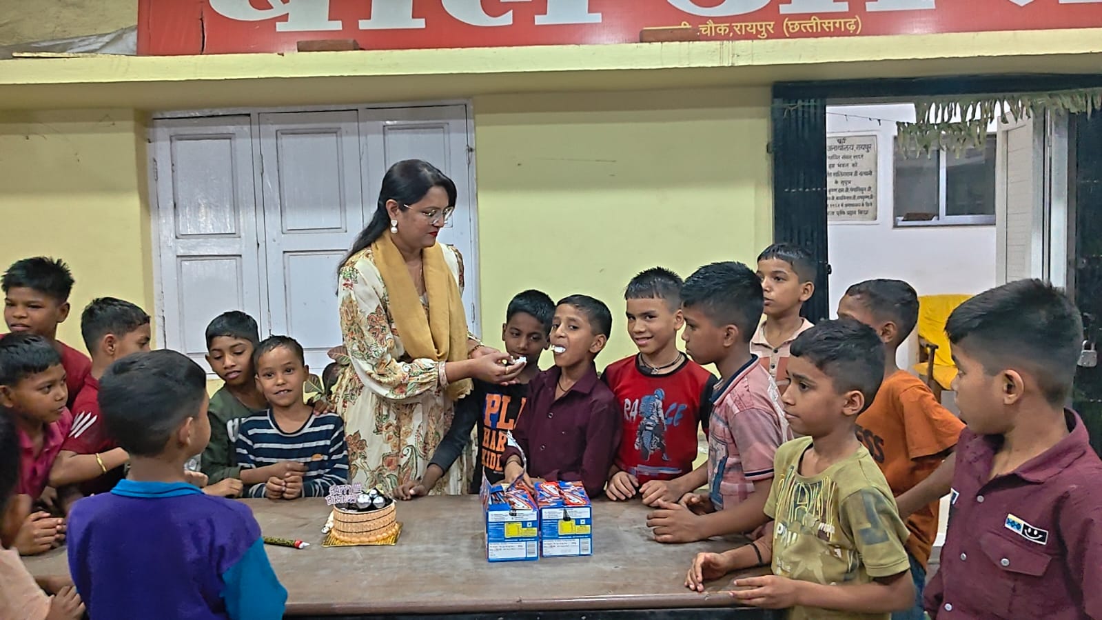 "Blessings from the innocent and support from loved ones: Star Vedic Welfare President Syed Salma celebrated her birthday at a children's home, and journalists congratulated her at the Press Club", Raipur, Chhattisgarh, Khabargali