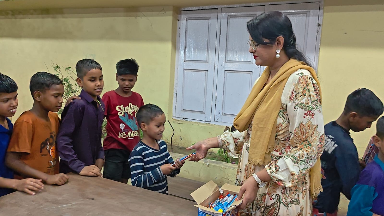 "Blessings from the innocent and support from loved ones: Star Vedic Welfare President Syed Salma celebrated her birthday at a children's home, and journalists congratulated her at the Press Club", Raipur, Chhattisgarh, Khabargali