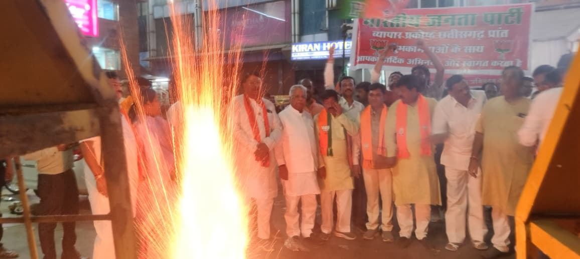 The charm of 'Modi Magic', Raipur BJP Business Cell celebrated victory on the huge victory in Bengal-Assam, distributed 'Jhalmuri' at Jaistambh Chowk, there was a lot of fireworks, State Coordinator Subhash Agarwal, Media Incharge Santosh Baid, Ramesh Singh Thakur, Cabinet Minister rank Sanjay Srivastava, Khabargali