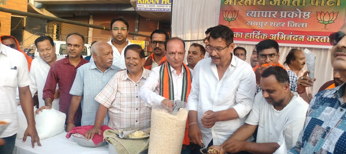The charm of 'Modi Magic', Raipur BJP Business Cell celebrated victory on the huge victory in Bengal-Assam, distributed 'Jhalmuri' at Jaistambh Chowk, there was a lot of fireworks, State Coordinator Subhash Agarwal, Media Incharge Santosh Baid, Ramesh Singh Thakur, Cabinet Minister rank Sanjay Srivastava, Khabargali