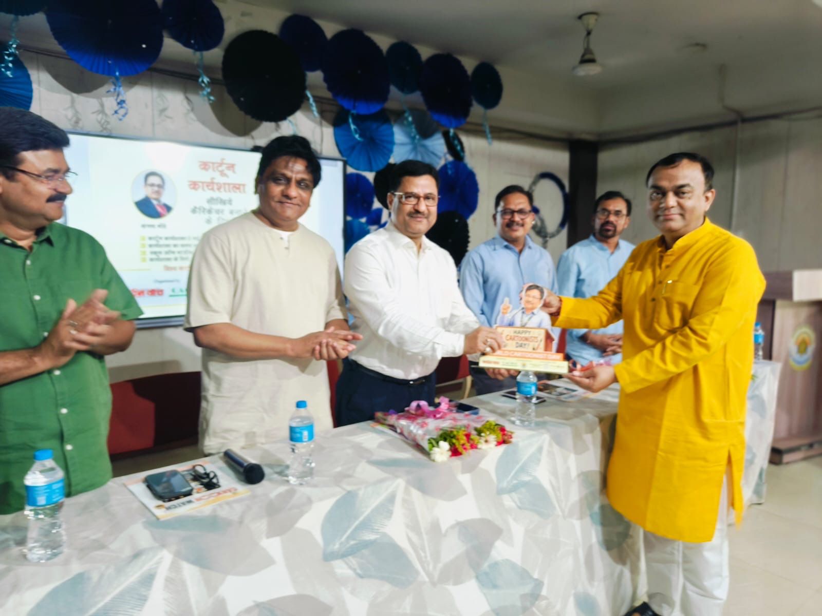 In the political hustle and bustle, his appearance became like a cartoon, on World Cartoonist Day, Mayor Meenal Choubey tickled everyone, got his live caricature made, cartoon magazine 'Cartoon Watch' and Cactus Sanstha, editor Trimbak Sharma, Raipur, Chhattisgarh, Khabargali,
