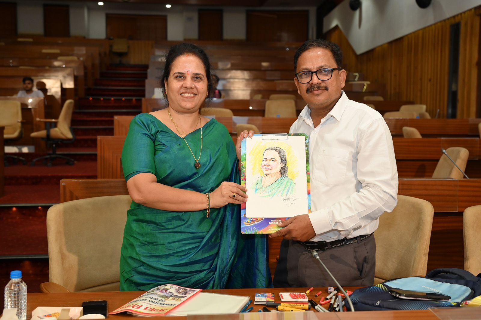 In the political hustle and bustle, his appearance became like a cartoon, on World Cartoonist Day, Mayor Meenal Choubey tickled everyone, got his live caricature made, cartoon magazine 'Cartoon Watch' and Cactus Sanstha, editor Trimbak Sharma, Raipur, Chhattisgarh, Khabargali,