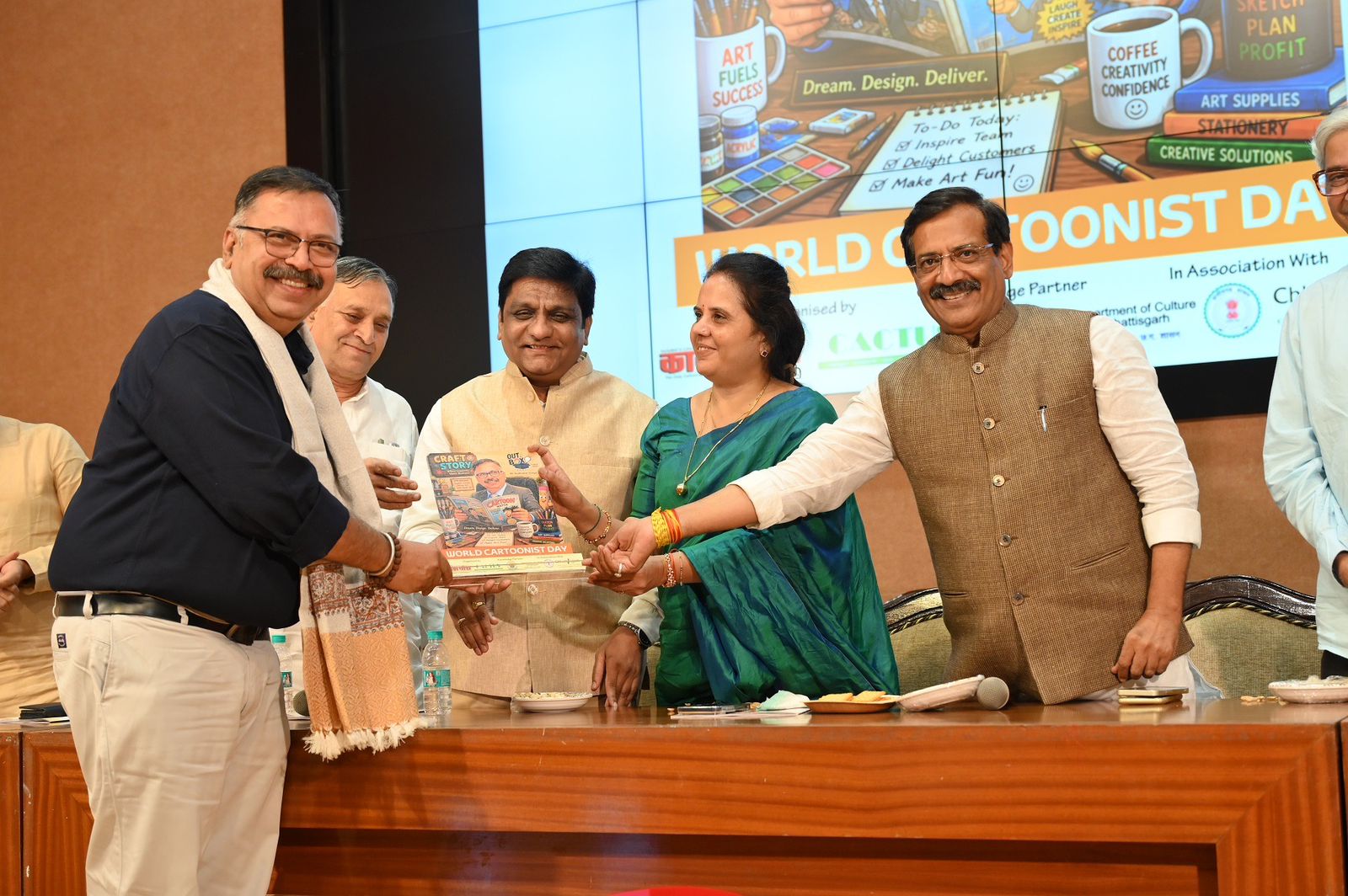 In the political hustle and bustle, his appearance became like a cartoon, on World Cartoonist Day, Mayor Meenal Choubey tickled everyone, got his live caricature made, cartoon magazine 'Cartoon Watch' and Cactus Sanstha, editor Trimbak Sharma, Raipur, Chhattisgarh, Khabargali,