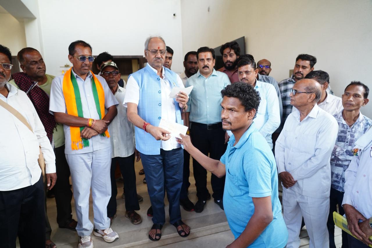 Service to mankind is service to God: MP Brijmohan Agrawal distributed cheques worth Rs 20 lakh to 200 beneficiaries, supported education, health and culture. From education and treatment of the poor to Ramayana Mandals, MP Brijmohan's sensitive support, Raipur, Chhattisgarh, Khabargali