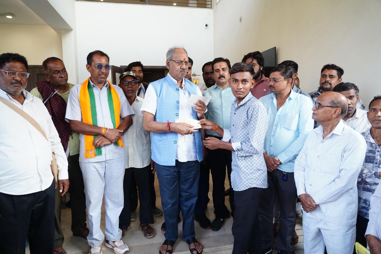 Service to mankind is service to God: MP Brijmohan Agrawal distributed cheques worth Rs 20 lakh to 200 beneficiaries, supported education, health and culture. From education and treatment of the poor to Ramayana Mandals, MP Brijmohan's sensitive support, Raipur, Chhattisgarh, Khabargali
