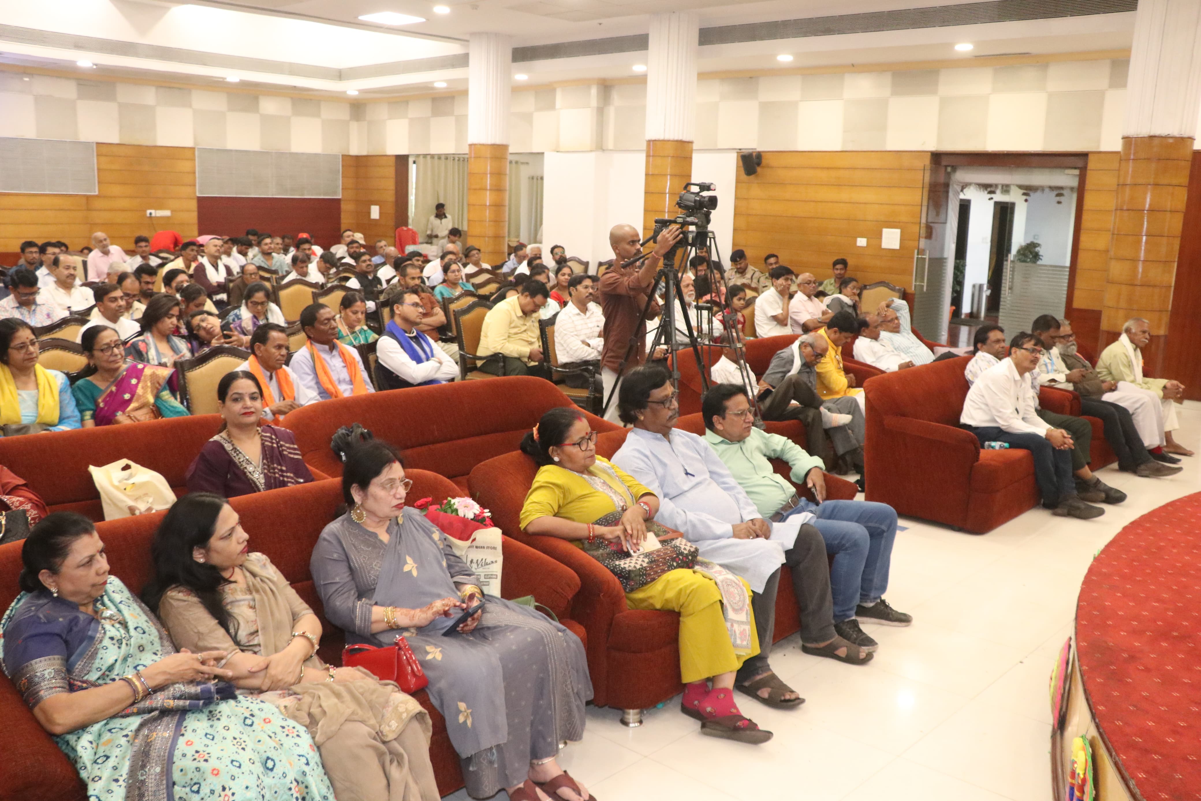 Fragrance of Chhattisgarhi Literature: 8 books released in the conference of the Official Language Commission, litterateurs honoured, Secretary of the Official Language Commission Dr. Abhilasha Behar, Chairman Prabhat Mishra, senior litterateur Vijay Mishra 'Amit', Mrs. Suman Sharma Bajpai, Mr. Chandrahas Sahu honoured, Raipur, Khabargali