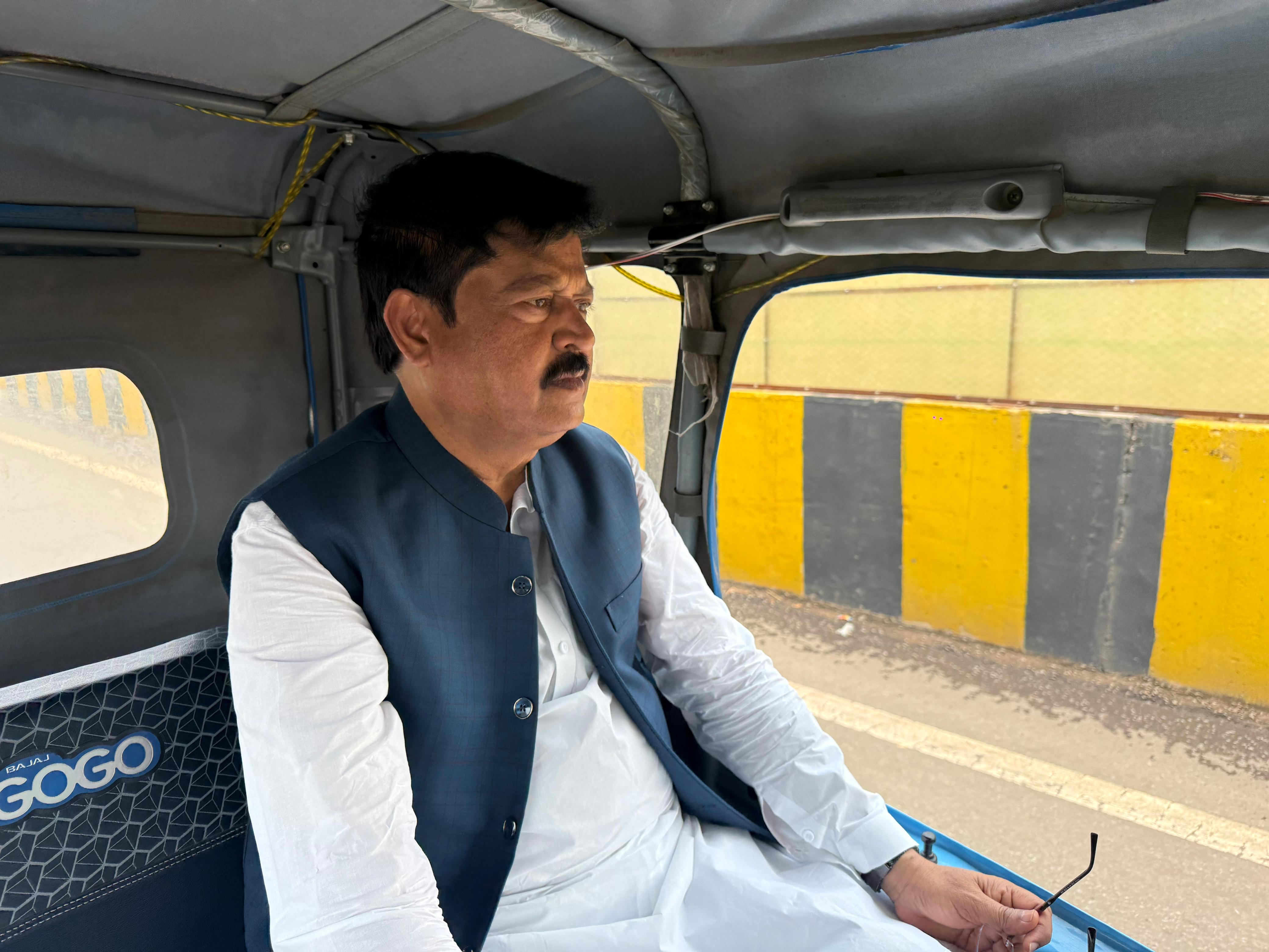 Chhattisgarh Civil Supplies Corporation Chairman Sanjay Srivastava reached Nava Raipur office by e-rickshaw, assimilated the call of Prime Minister Modi, Chhattisgarh, Khabargali