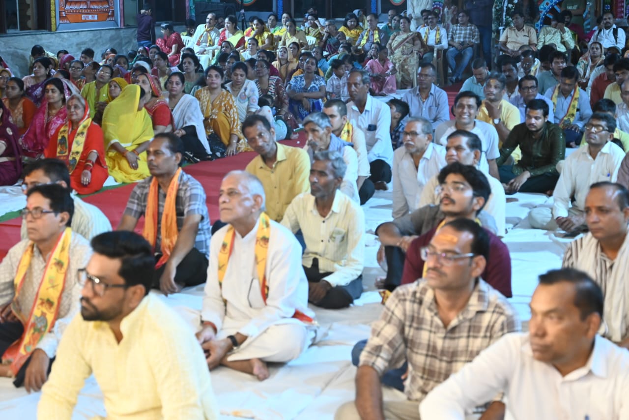 A wave of devotion in Raipur: Devotees were mesmerized listening to the character of Kevat from the mouth of renowned Kathavachas and supreme cow devotee Pujya Acharya Shri Kaushik Ji Maharaj who had come from Vrindavan, three-day Lord Shri Ram and Shri Kevat character story organized in the Sri Jagannath Temple auditorium located in Gayatri Nagar under the aegis of Surabhi Janjagran Seva Samiti, coordinator Ajay Bhagat, Chhattisgarh, Khabargali