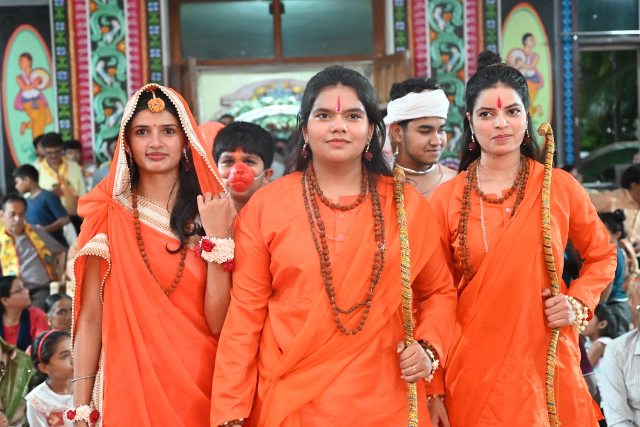 A wave of devotion in Raipur: Devotees were mesmerized listening to the character of Kevat from the mouth of renowned Kathavachas and supreme cow devotee Pujya Acharya Shri Kaushik Ji Maharaj who had come from Vrindavan, three-day Lord Shri Ram and Shri Kevat character story organized in the Sri Jagannath Temple auditorium located in Gayatri Nagar under the aegis of Surabhi Janjagran Seva Samiti, coordinator Ajay Bhagat, Chhattisgarh, Khabargali