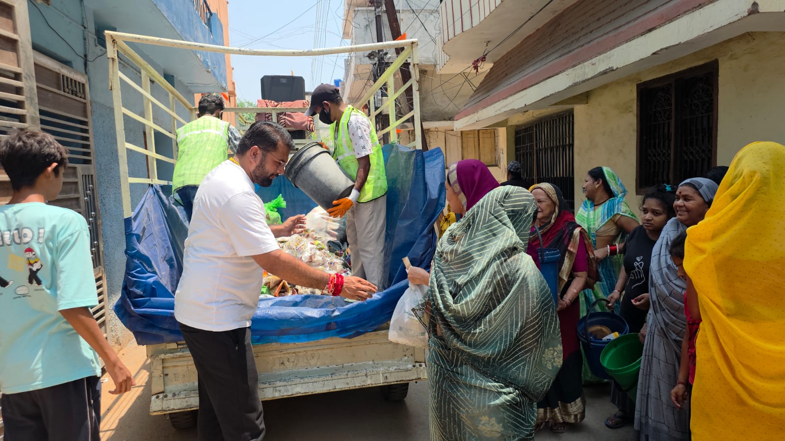 Leader of Opposition Akash Tiwari personally took the helm of a garbage truck, targeting the 'triple engine' government of Raipur Municipal Corporation, Chhattisgarh, Khabargali