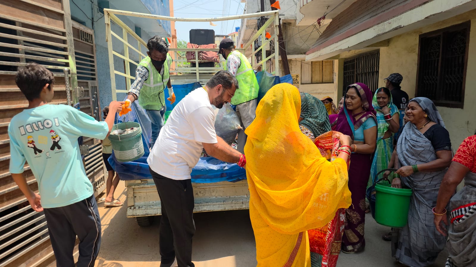 Leader of Opposition Akash Tiwari personally took the helm of a garbage truck, targeting the 'triple engine' government of Raipur Municipal Corporation, Chhattisgarh, Khabargali