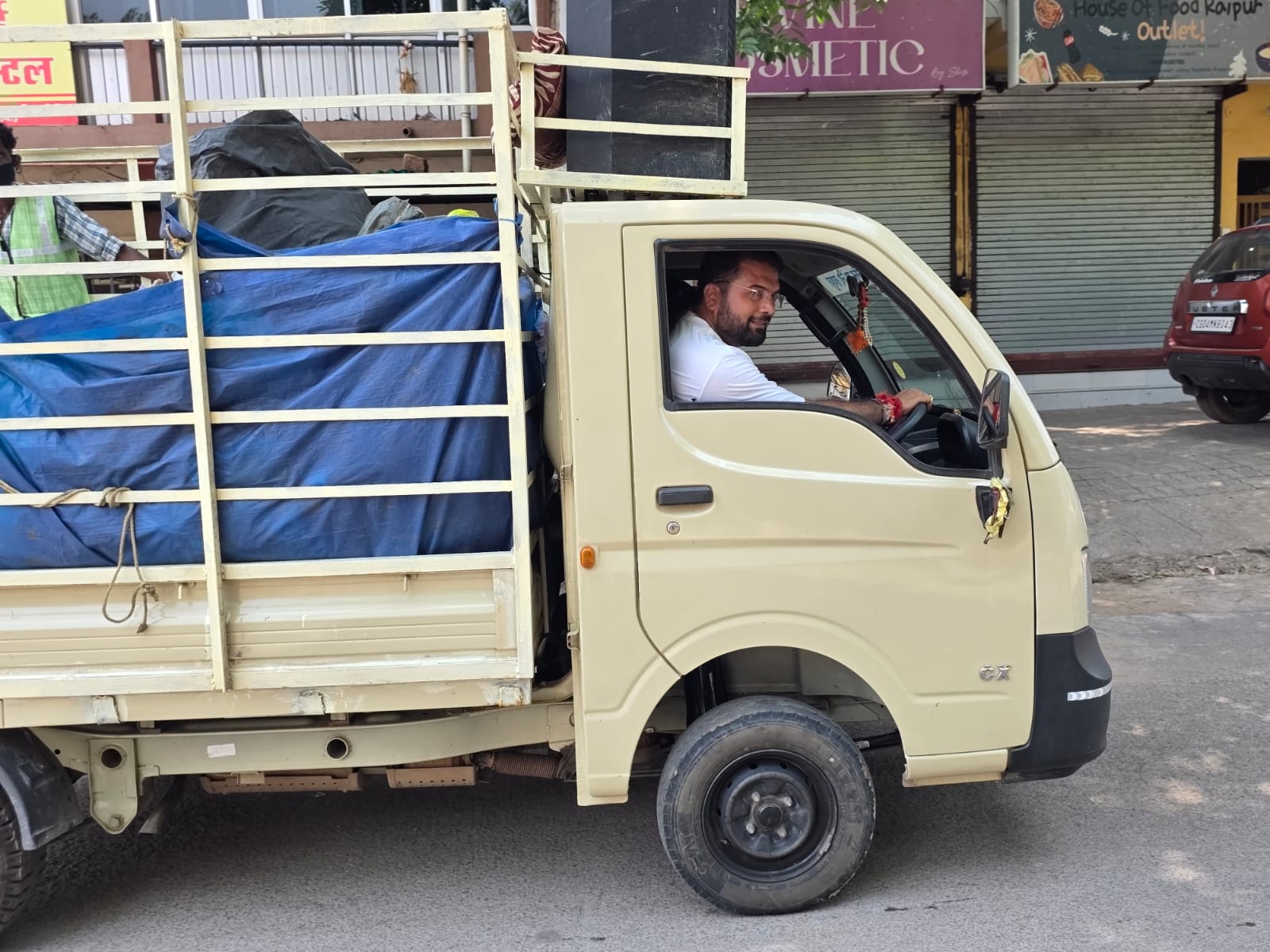Leader of Opposition Akash Tiwari personally took the helm of a garbage truck, targeting the 'triple engine' government of Raipur Municipal Corporation, Chhattisgarh, Khabargali