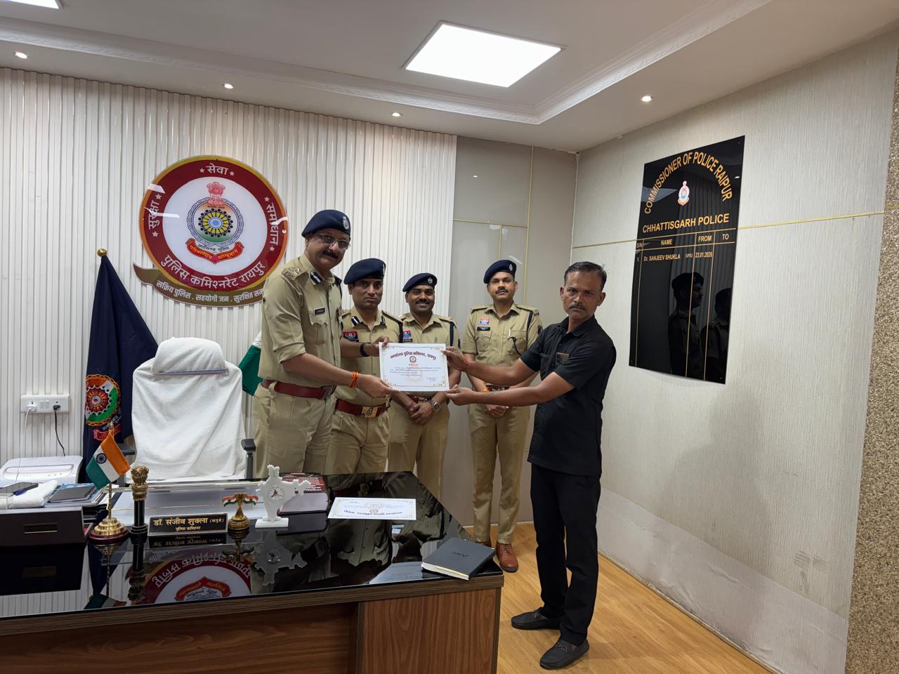 Raipur Police appreciated the spirit of common citizens, honored the brave men who caught the chain snatcher, Himanshu Soni, resident of Pension Bada and Shobhran Singh Thakur, resident of Kashiram Nagar, showed indomitable courage, Police Commissioner Sanjeev Shukla, Khabargali
