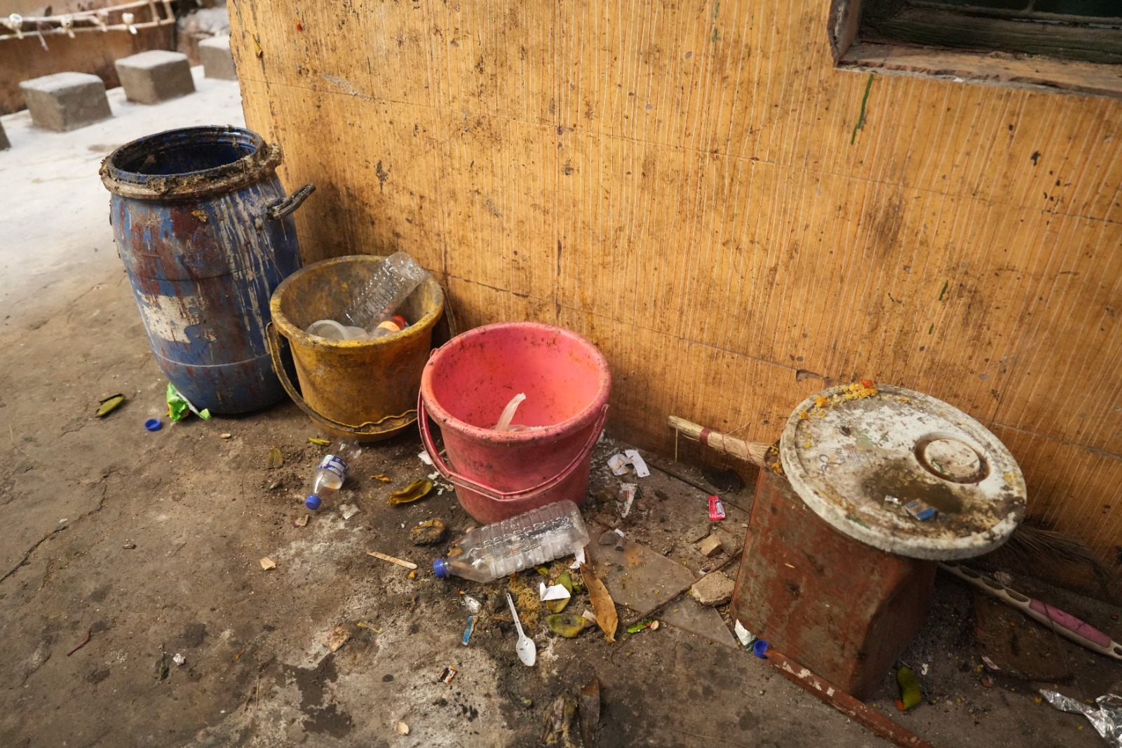 Major flaws found in Madrasas, Child Commission strict: Children were being forced to do manual labour, filth in the premises and lack of drinking water. Dr. Varnika Sharma's inspection found deficiencies in child protection standards, gave instructions for improvement, Madrasa Islahul Muslimeen and Darul Yatama located at Baijnath Para, Dr. Varnika Sharma, Chairperson of Chhattisgarh State Child Rights Protection Commission, Raipur, Chhattisgarh Khabargali