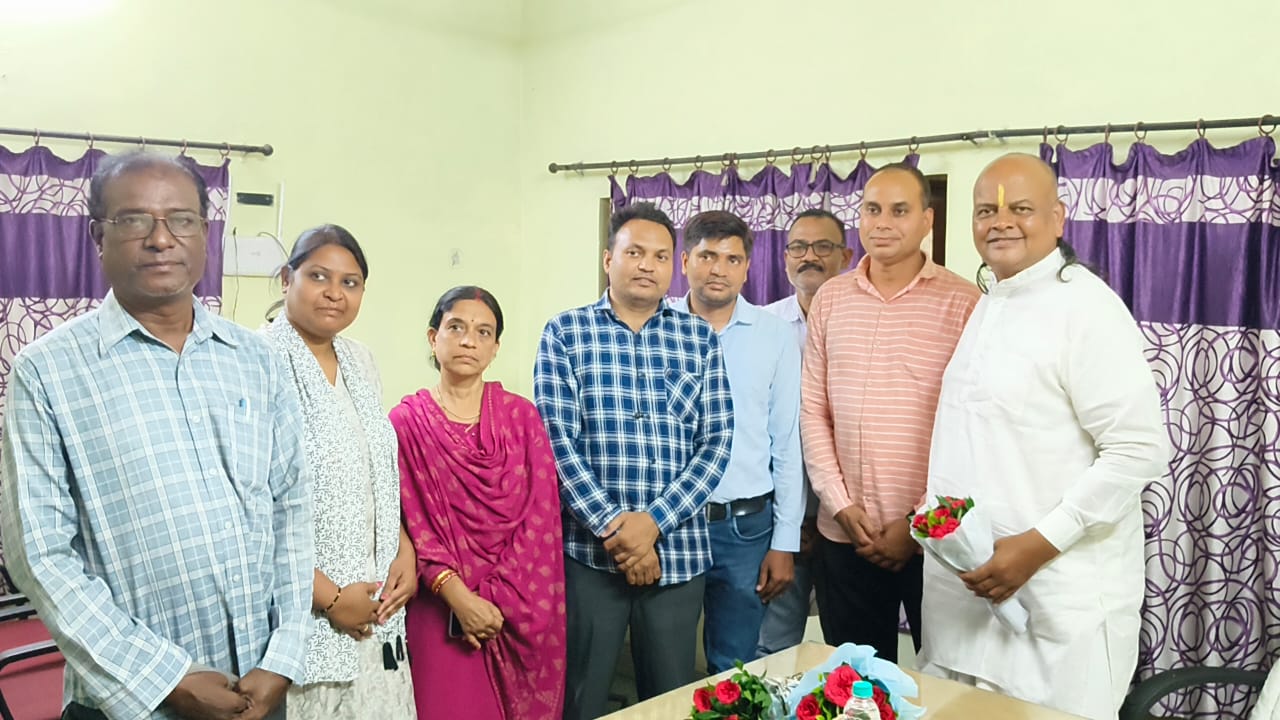 Saurabh Sharma became the authorized officer of Chhattisgarh State Cooperative Federation Limited, Sahakar Bharti, State Office Minister, Cooperation and Public Awareness Cell, senior member of Rashtriya Swayamsevak Sangh and State General Secretary of Sahakar Bharti Kaniram, Managing Director Mrs. Purnima Singh, Chief Executive Officer PC Dhruv, Raipur, Chhattisgarh, Khabargali