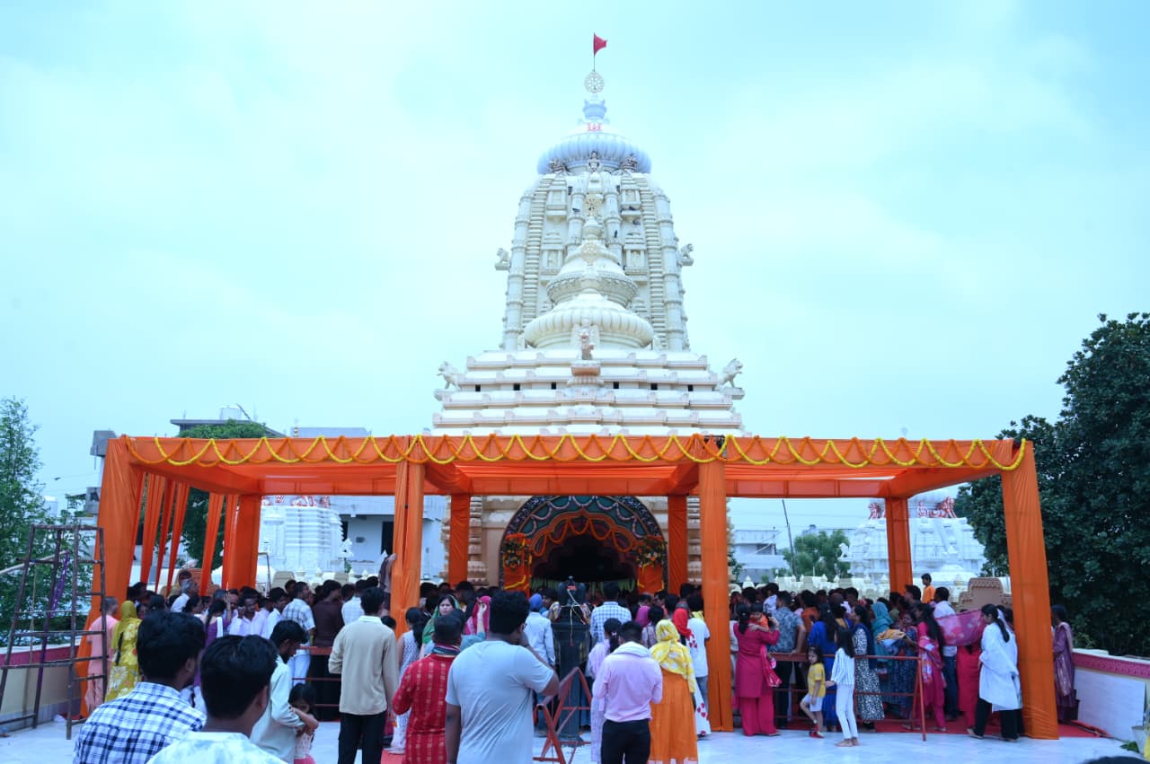 Raipur: The Gayatri Nagar Jagannath Temple celebrated the Dev Snan Purnima festival with great pomp, anointing the deity with 108 urns, and MLA Purandar Mishra prayed for happiness and prosperity. The deity will now remain in "Anavasar" for 15 days. Chhattisgarh, Khabargali
