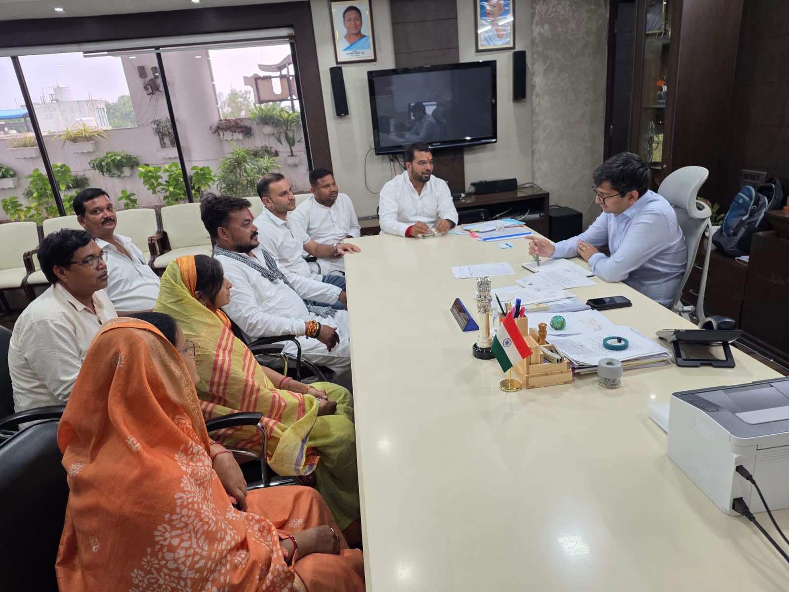 Congress councilors met with the Municipal Commissioner; discussed illegal tap regularization, property tax surcharge exemption, and ward development files. Raipur Municipal Corporation Leader of Opposition Akash Tiwari, Chhattisgarh, Khabargali