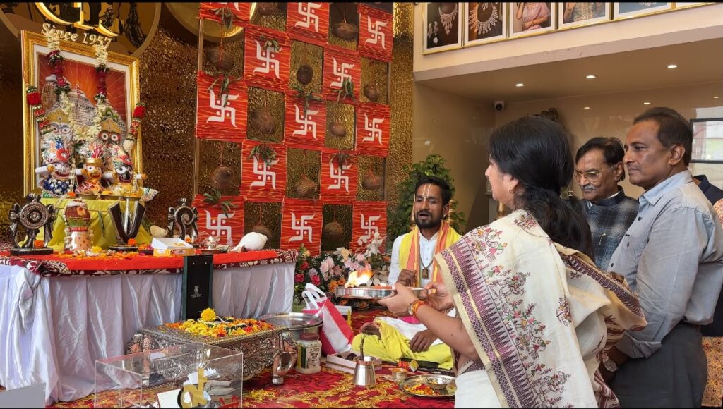 'Johar Jagannath' created a buzz at AT Palace, poster of 'Miss Raipur Season 2' released Anopchand Tilokchand, Chairperson of Child Rights Protection Commission Dr. Varnika Sharma became the chief guest at the 70th year celebration of AT Jewellers, Chairman Tilokchand Bardia, Nitin Bardia, Raipur, Chhattisgarh, Khabargali