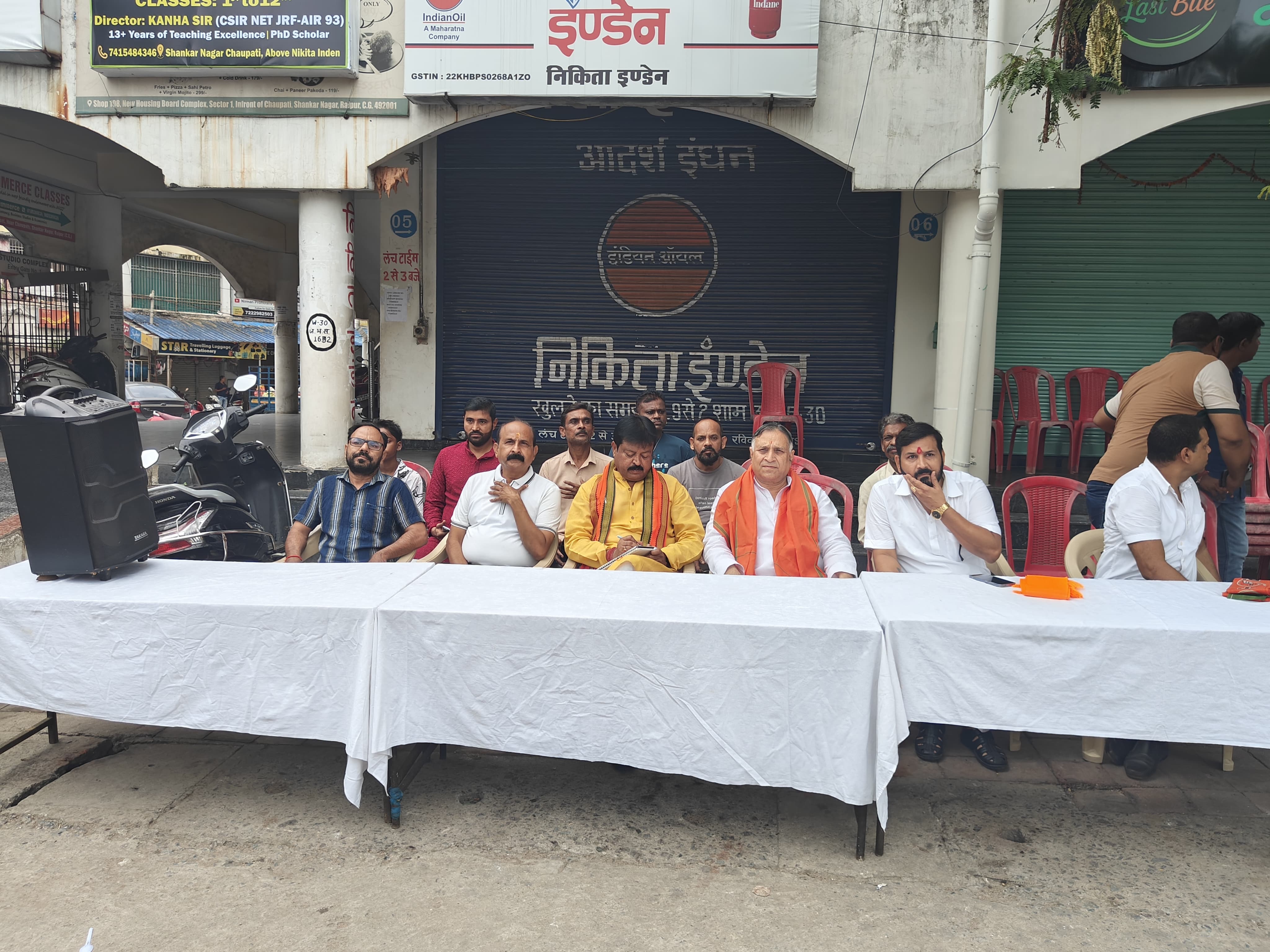 PM Modi Mann Ki Baat 136th Episode: The magic of 'Mann Ki Baat' spread in Raipur, Lokesh Kavadia and Sanjay Srivastava listened to the 136th edition with the party workers, got the mantra of self-reliance and national service from 'Mann Ki Baat': Special enthusiasm was seen in Shankar Nagar Mandal of Raipur, got the mantra of self-reliance and national service from 'Mann Ki Baat': Special enthusiasm was seen in Shankar Nagar Mandal of Raipur, Khabargali