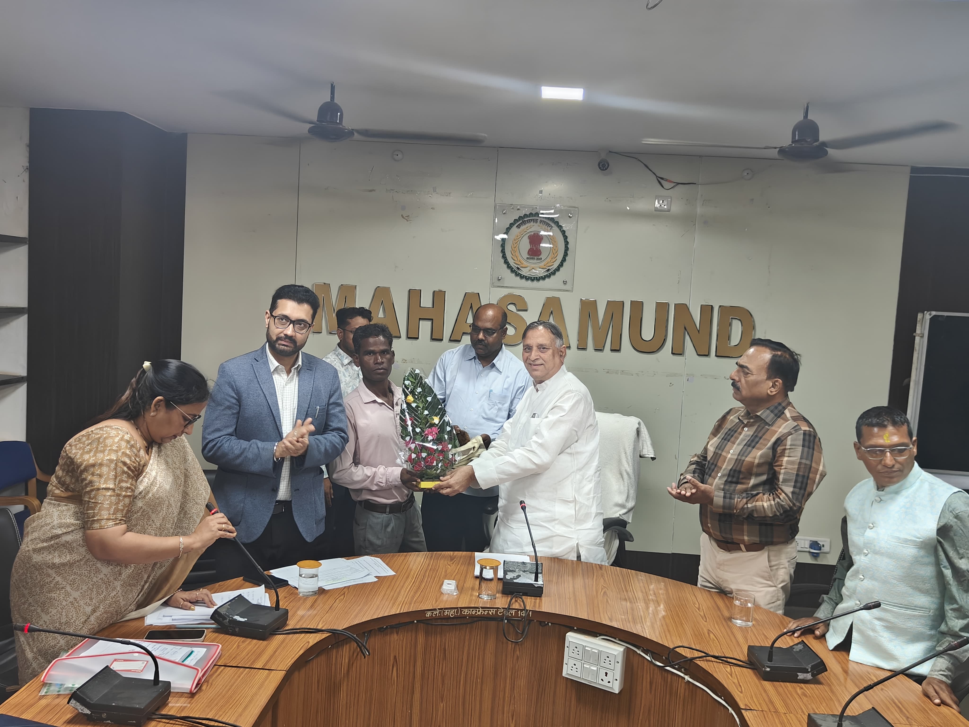 Salute to the success of the disabled in Mahasamund: They set an example by repaying their loans on time, and were honored by the Corporation Chairman at the Collectorate! Mr. Lokesh Kavadia, Chairman of the Chhattisgarh Disabled Finance and Development Corporation, was present as the chief guest. Chhattisgarh, Khabargali