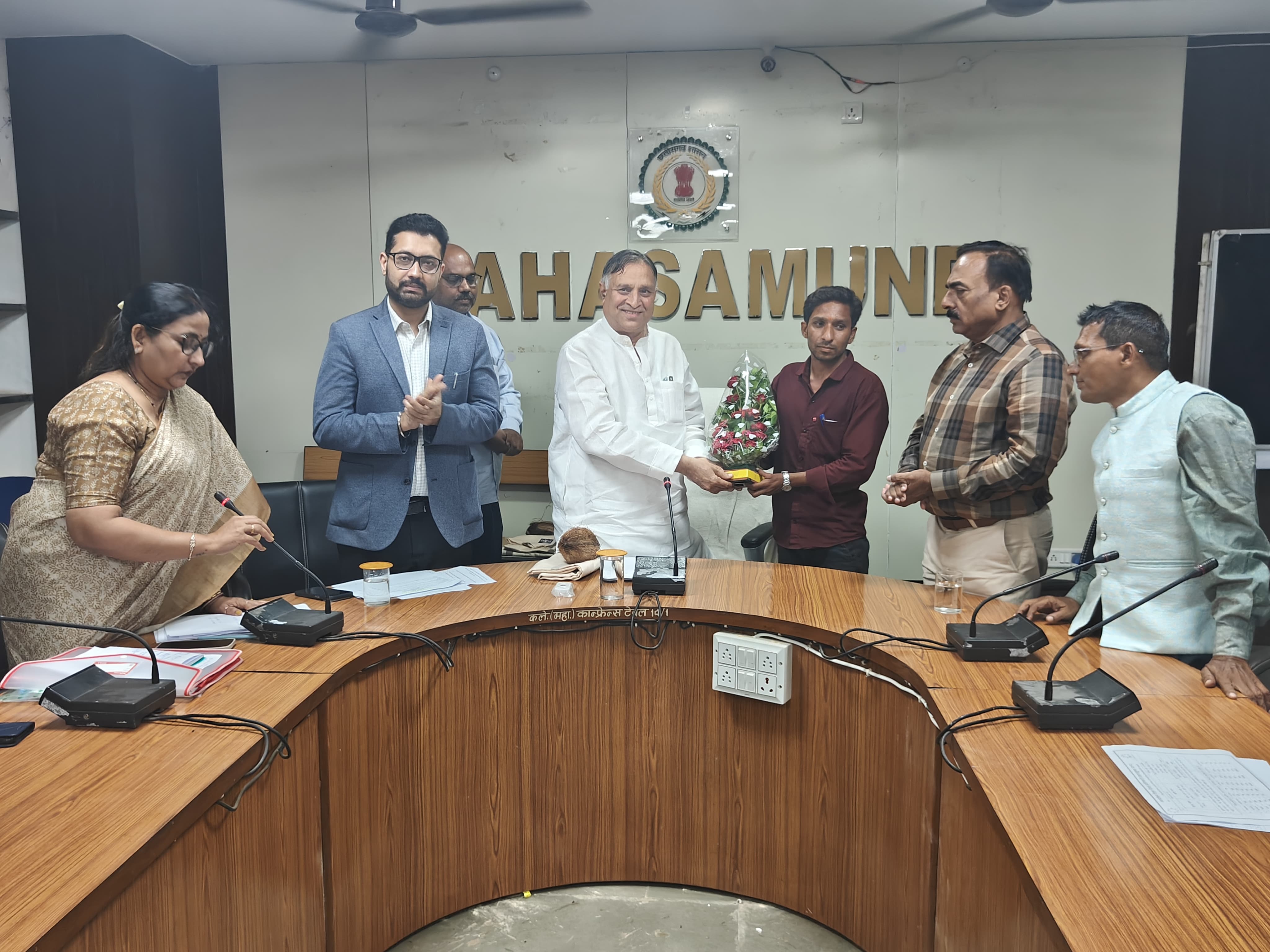 Salute to the success of the disabled in Mahasamund: They set an example by repaying their loans on time, and were honored by the Corporation Chairman at the Collectorate! Mr. Lokesh Kavadia, Chairman of the Chhattisgarh Disabled Finance and Development Corporation, was present as the chief guest. Chhattisgarh, Khabargali