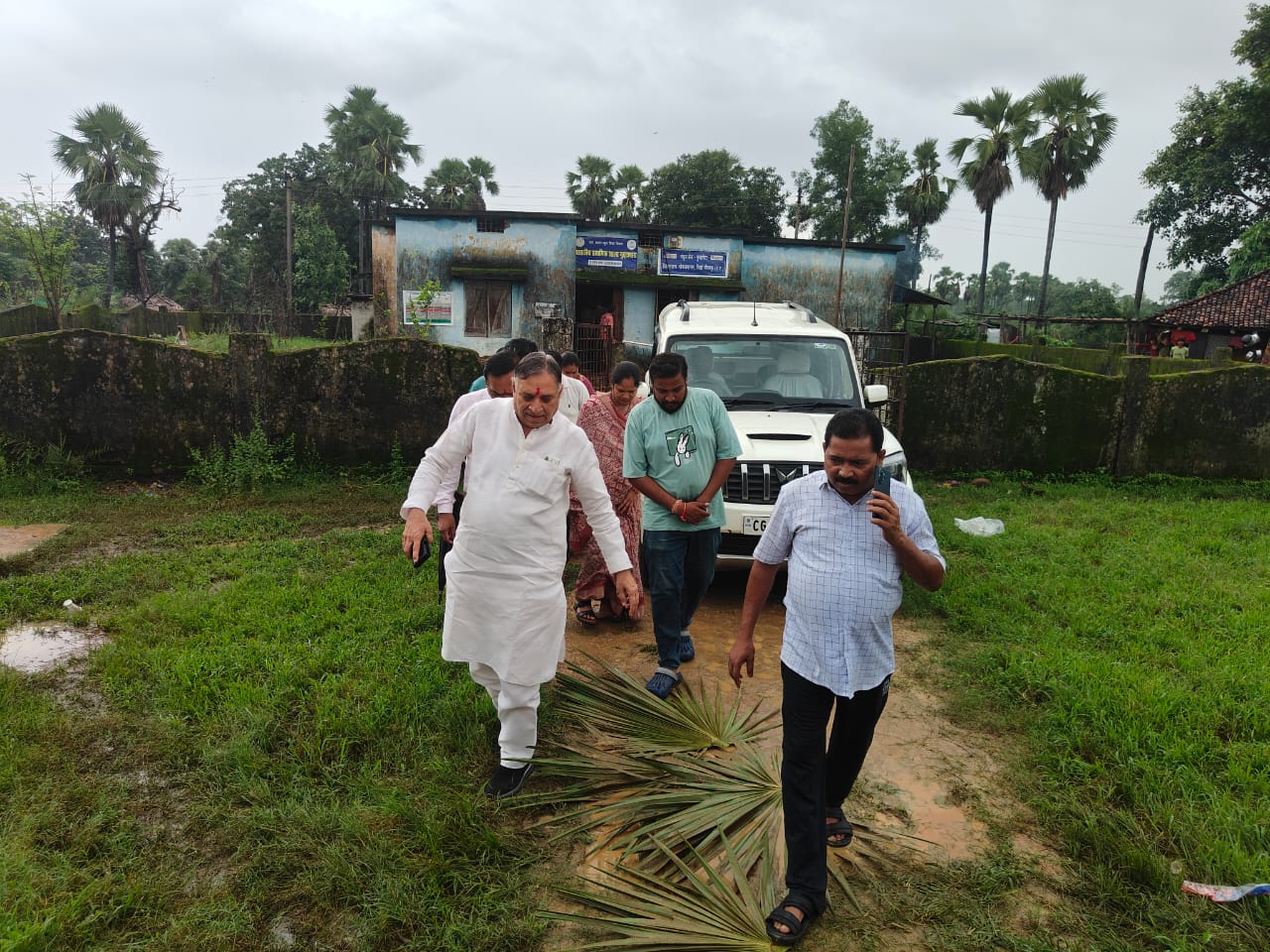 Bijapur, Bhopalpatnam, Guttapara, Chandangiri, Indravati River, flood, Chhattisgarh Disabled Finance and Development Corporation Chairman Lokesh Kavadiya, relief material, Chhattisgarh, BJP, Maharashtra border, rain, flood affected families, Bijapur News, Khabargali