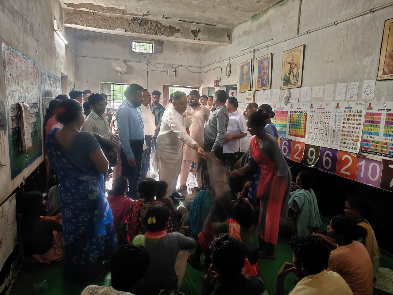 Bijapur, Bhopalpatnam, Guttapara, Chandangiri, Indravati River, flood, Chhattisgarh Disabled Finance and Development Corporation Chairman Lokesh Kavadiya, relief material, Chhattisgarh, BJP, Maharashtra border, rain, flood affected families, Bijapur News, Khabargali