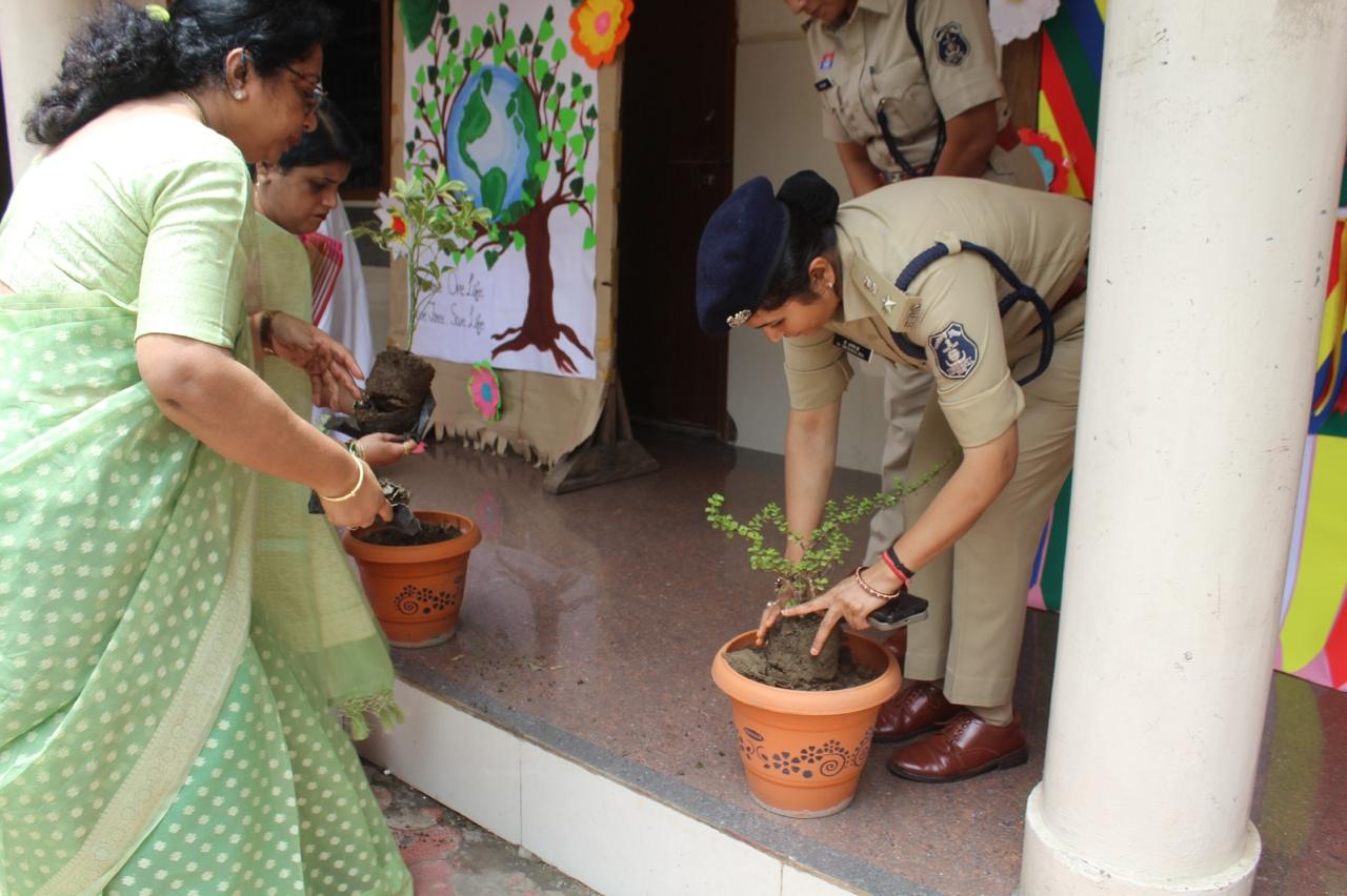 Student Union Oath Taking Ceremony at MGM Higher Secondary School, Gayatri Nagar: Traffic DCP gave leadership mantra, sports talents were honored, a unique confluence of student leadership, road safety and environmental protection, along with tree plantation drive, sports talents were also honored, Principal Dr. Leena R. Jacob welcomed the Chief Guest Dr. Archana Jha, DCP, Traffic Police, Raipur, Seema Ahirwar, ACP, Traffic Police, Vice President of School Management Father Jose Mathew, Chhattisgarh, Khabar