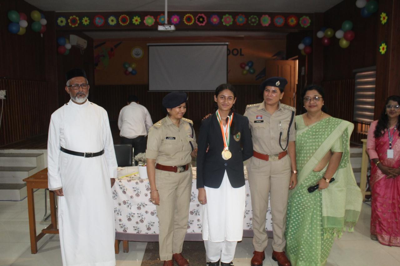 Student Union Oath Taking Ceremony at MGM Higher Secondary School, Gayatri Nagar: Traffic DCP gave leadership mantra, sports talents were honored, a unique confluence of student leadership, road safety and environmental protection, along with tree plantation drive, sports talents were also honored, Principal Dr. Leena R. Jacob welcomed the Chief Guest Dr. Archana Jha, DCP, Traffic Police, Raipur, Seema Ahirwar, ACP, Traffic Police, Vice President of School Management Father Jose Mathew, Chhattisgarh, Khabar