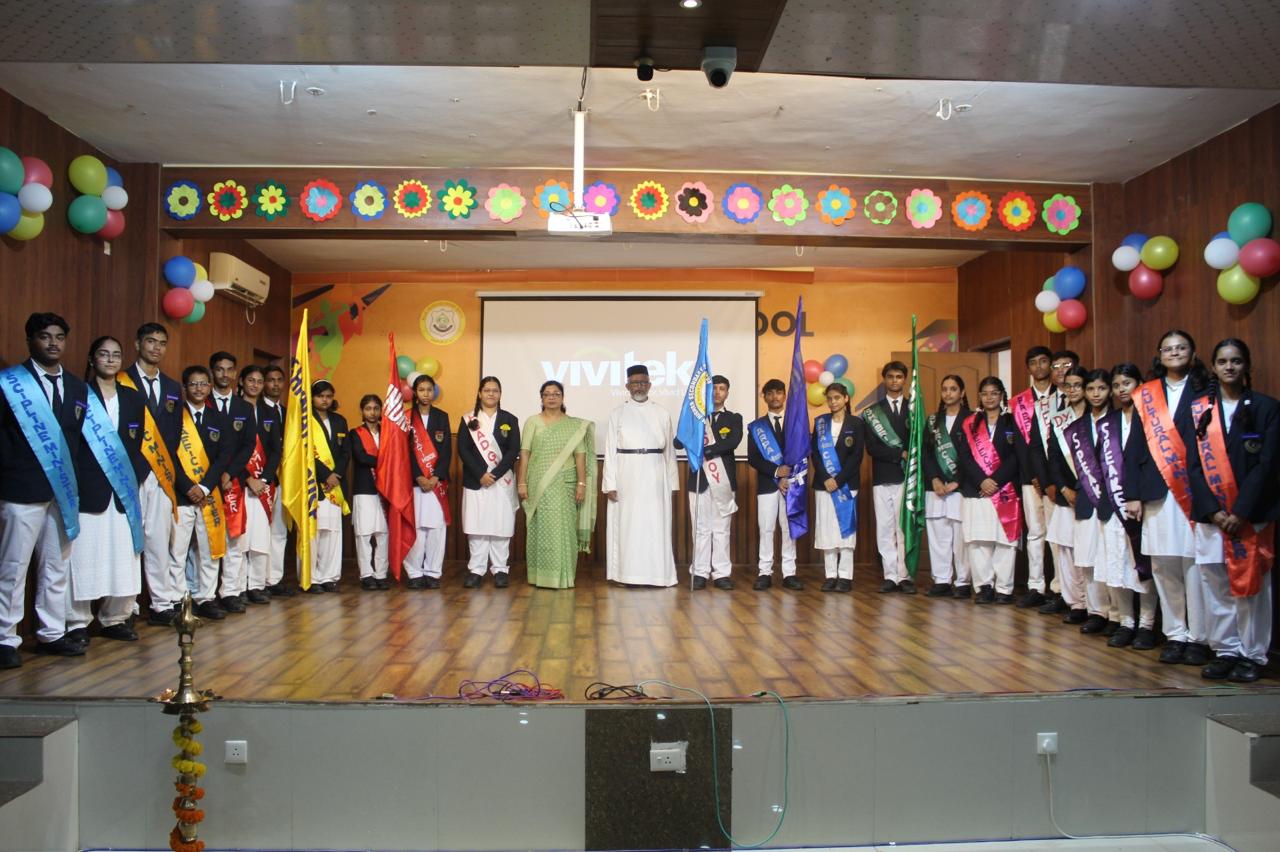 Student Union Oath Taking Ceremony at MGM Higher Secondary School, Gayatri Nagar: Traffic DCP gave leadership mantra, sports talents were honored, a unique confluence of student leadership, road safety and environmental protection, along with tree plantation drive, sports talents were also honored, Principal Dr. Leena R. Jacob welcomed the Chief Guest Dr. Archana Jha, DCP, Traffic Police, Raipur, Seema Ahirwar, ACP, Traffic Police, Vice President of School Management Father Jose Mathew, Chhattisgarh, Khabar