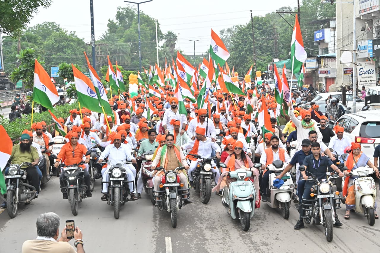 A deluge of tricolours in Raipur West: Thousands gathered, Bharat Mata Chowk reverberated with the aarti of 51 lamps, a massive caravan of tricolours led by MLA and former Cabinet Minister Rajesh Munat, BJP, Chhattisgarh News, Khabargali