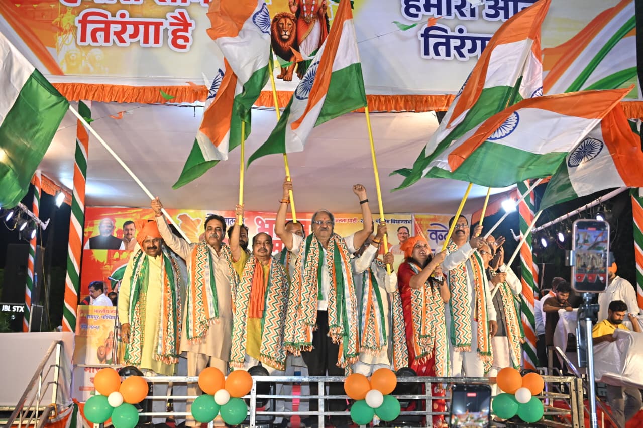 A deluge of tricolours in Raipur West: Thousands gathered, Bharat Mata Chowk reverberated with the aarti of 51 lamps, a massive caravan of tricolours led by MLA and former Cabinet Minister Rajesh Munat, BJP, Chhattisgarh News, Khabargali