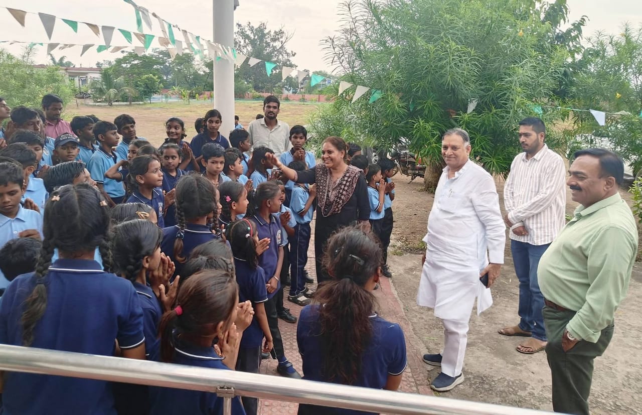 Kabirdham, School for Visually and Hearing Impaired, Singhanpuri, Chhattisgarh Handicapped Finance and Development Corporation Chairman Lokesh Kavadiya met the disabled children, took stock of the school's arrangements, Khabargali