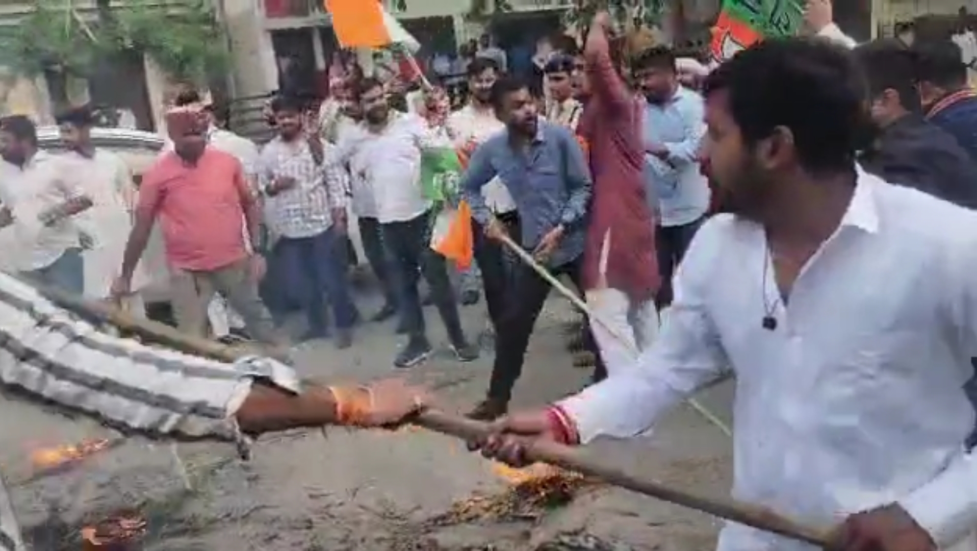BJP-Congress workers clashed outside the BJP office, BJP leaders' photos were blackened, ruckus started, BJYM district president's head was severed, stones pelted at Congress Bhavan, Raipur, Chhattisgarh, khabargali
