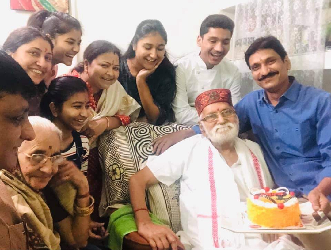 83 years old Mr. Mrityunjay Sharma, Trimbak Sharma, resident of Bhilai, Chhattisgarh, celebrated birthday and Father's Day on film theme,khabargali